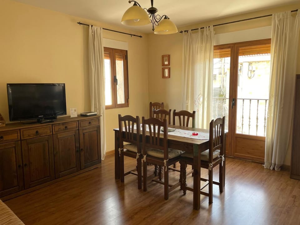 TV and multimedia, Living room, Seating area, Dining area, Evening entertainment