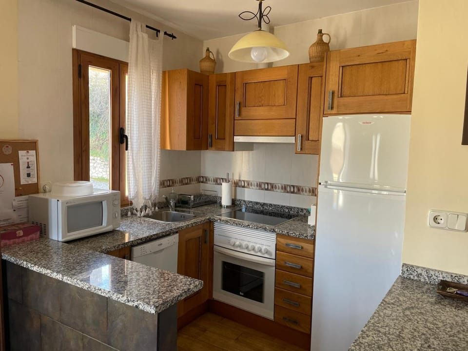 Kitchen or kitchenette, dishwasher, oven, pet friendly, toaster