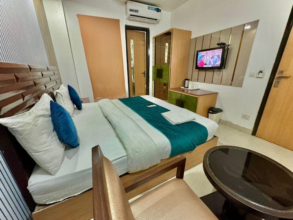 Bed, TV and multimedia, Photo of the whole room, Bedroom, air conditioner