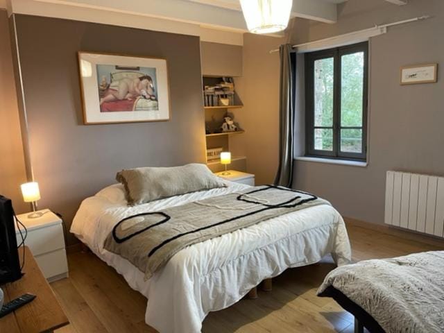 Photo of the whole room, Bedroom