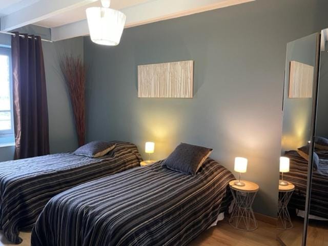 Photo of the whole room, Bedroom