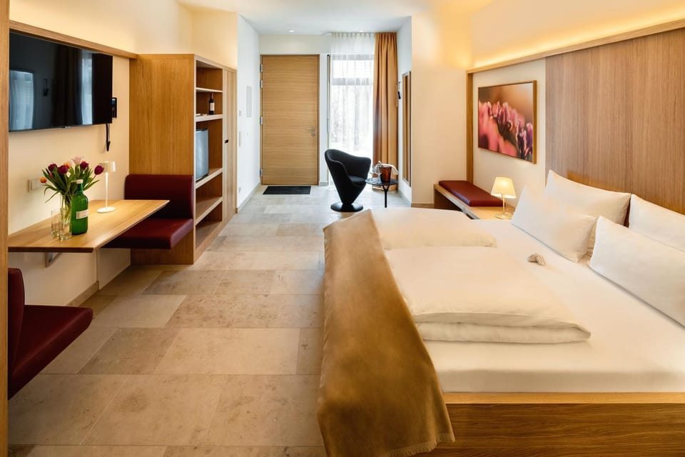 Bed, TV and multimedia, Photo of the whole room, Seating area, Bedroom