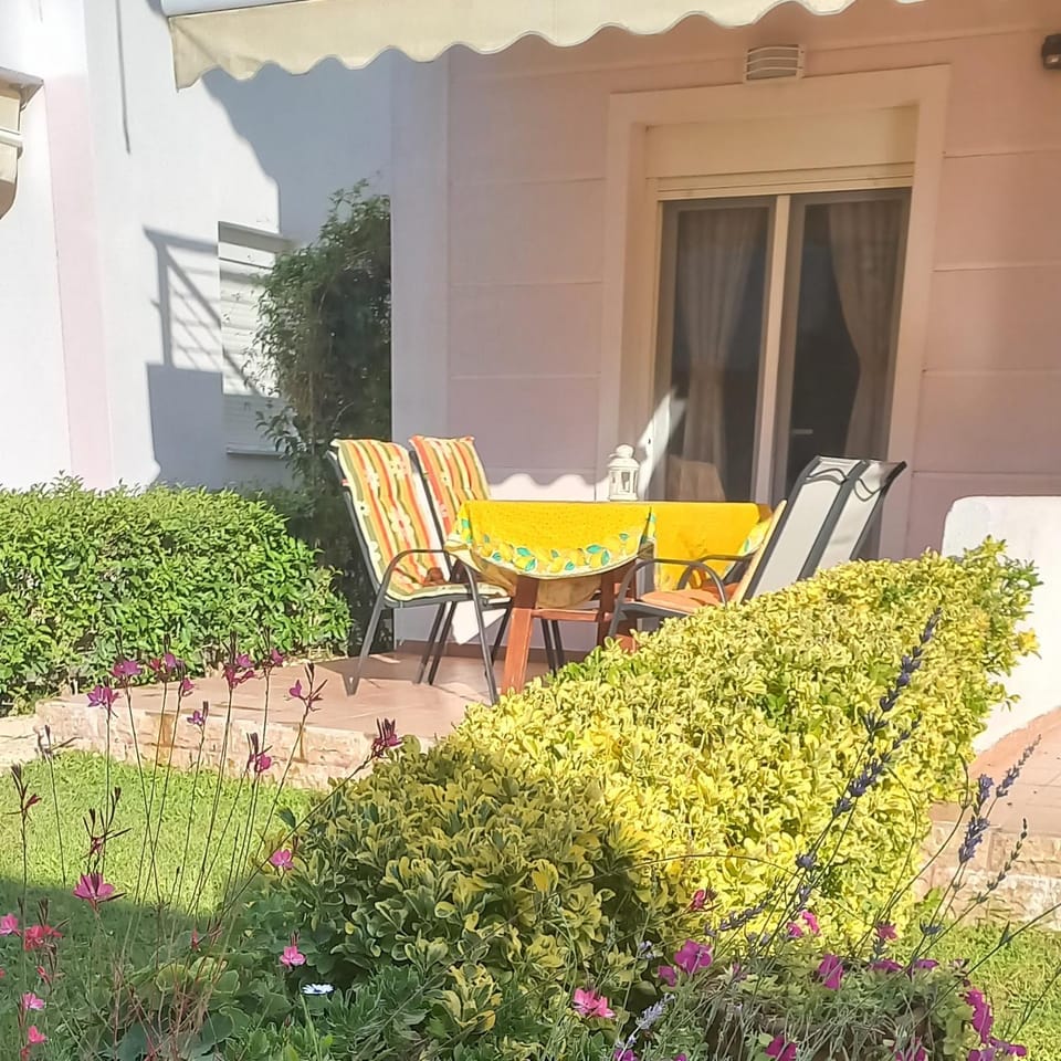 Seating area, sunbed