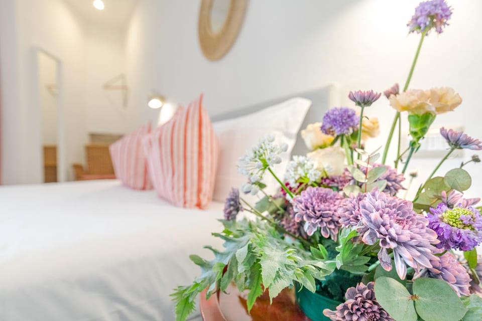 Bed, Photo of the whole room, Decorative detail, Bedroom