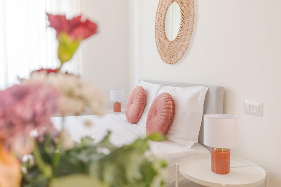 Bed, Photo of the whole room, Decorative detail, Bedroom