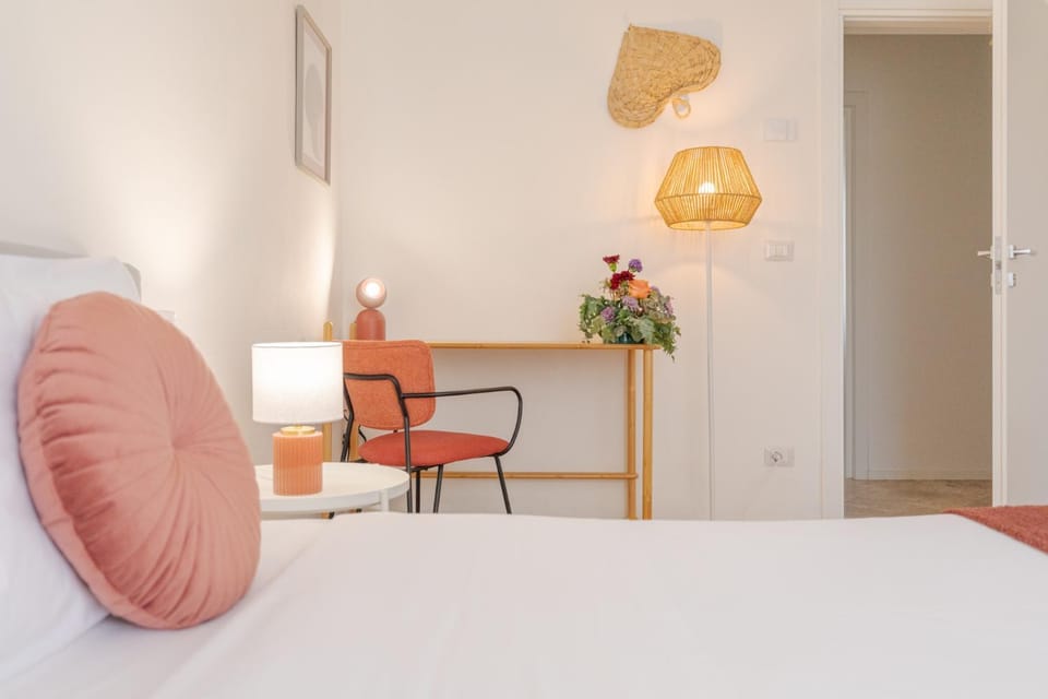 Bed, Photo of the whole room, Decorative detail, Bedroom