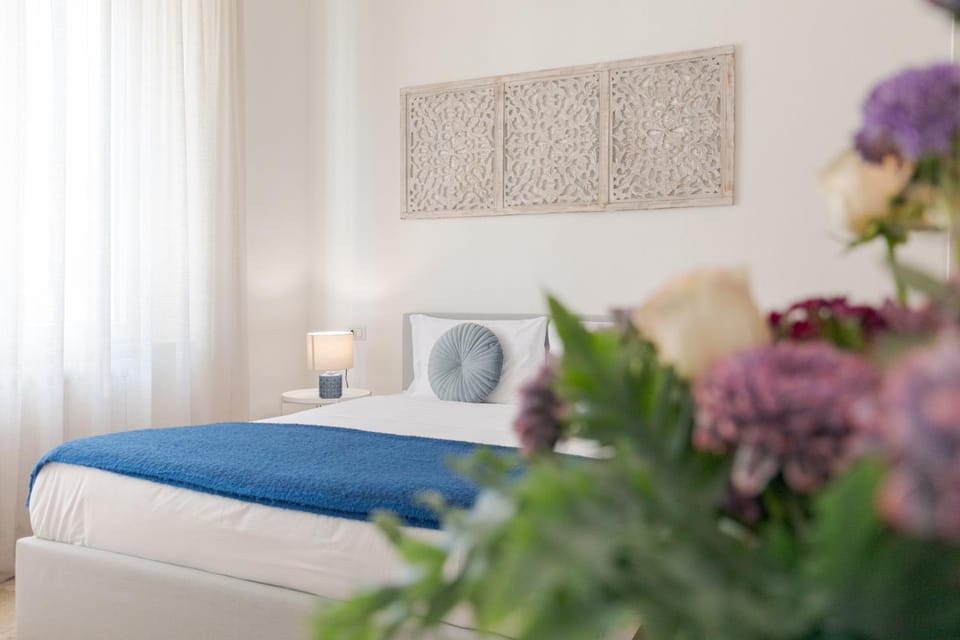 Bed, Photo of the whole room, Decorative detail, Bedroom