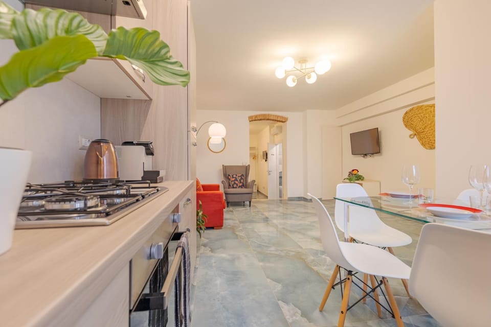 TV and multimedia, Coffee/tea facilities, Kitchen or kitchenette, Living room, Dining area, stove, kitchen