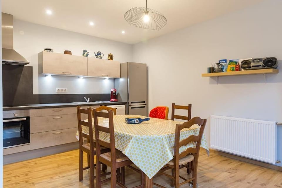 Coffee/tea facilities, Kitchen or kitchenette, Dining area