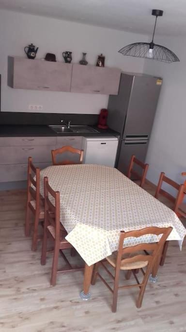 Coffee/tea facilities, Dining area, stove, kitchen