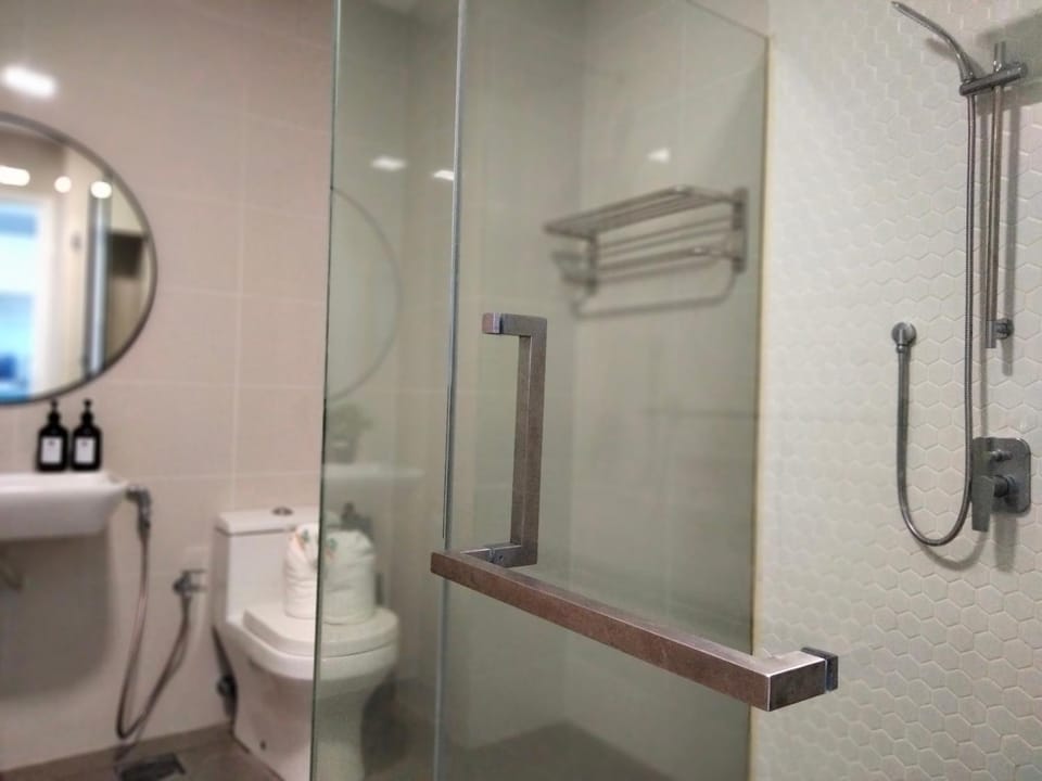 Shower, Toilet, Bathroom, towels