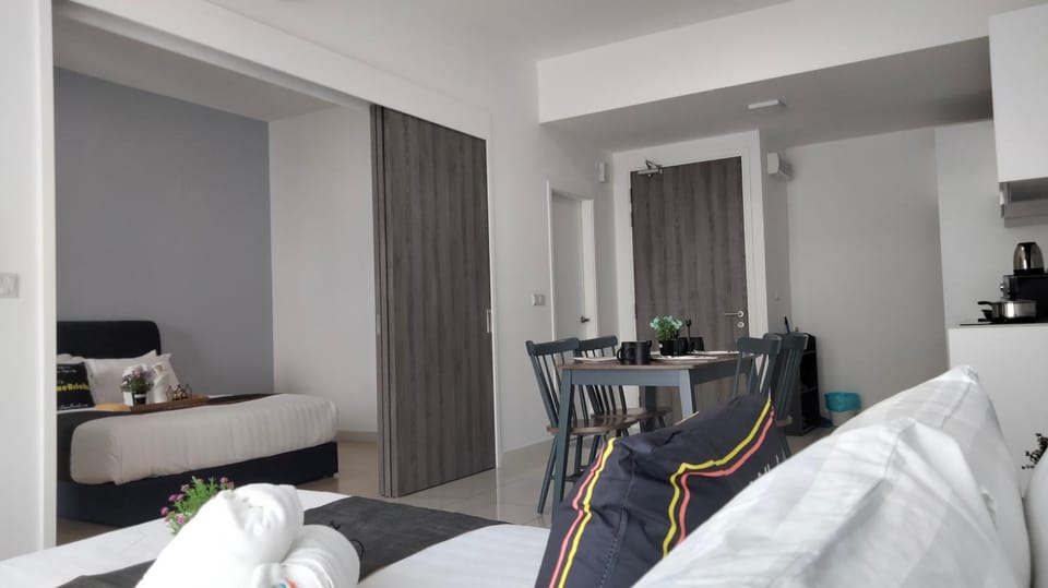 Bed, TV and multimedia, Coffee/tea facilities, Kitchen or kitchenette, Living room, Photo of the whole room, Seating area, Dining area, Bedroom, hair dresser