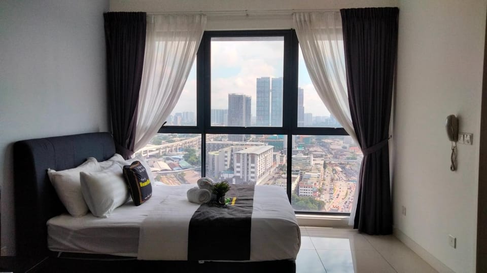 Bed, Living room, Photo of the whole room, Seating area, Bedroom, City view