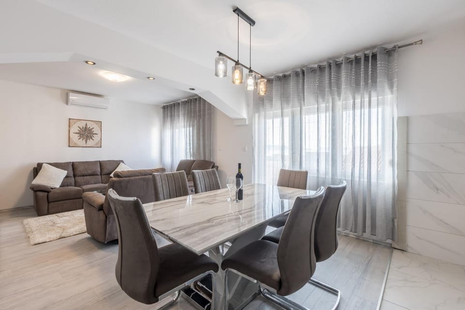 Seating area, Dining area