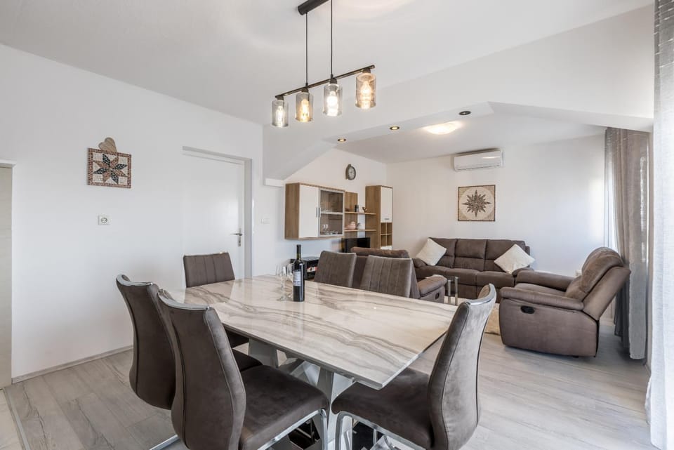 Seating area, Dining area