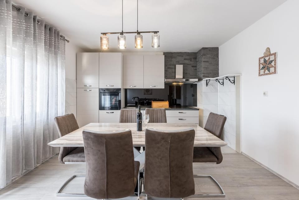 Kitchen or kitchenette, Seating area, Dining area, pet friendly