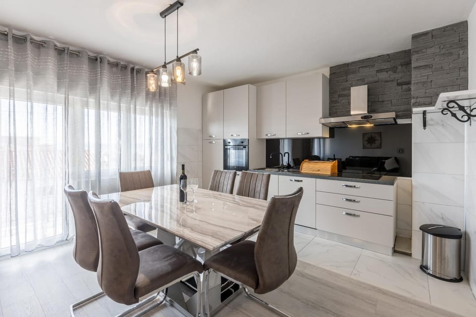 Kitchen or kitchenette, Dining area, pet friendly