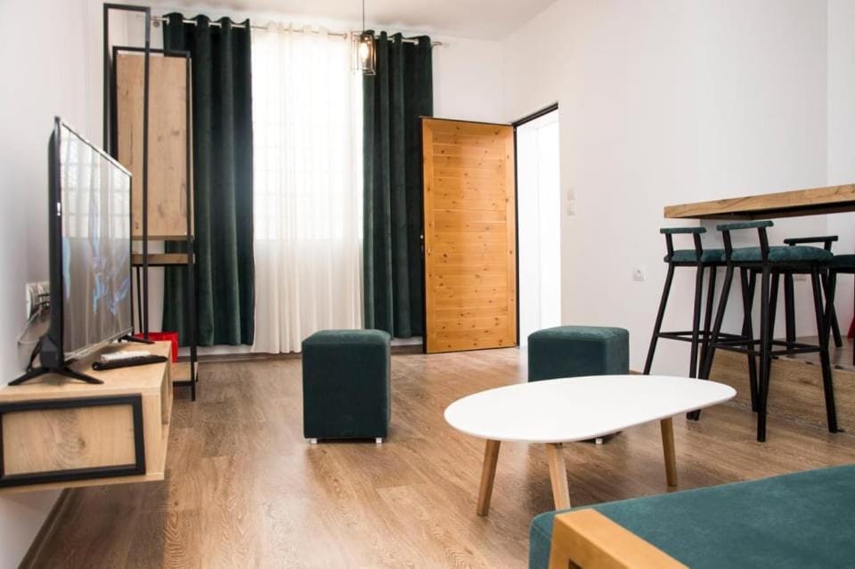 Nightclub / DJ, Living room, Lounge or bar, Seating area, Dining area