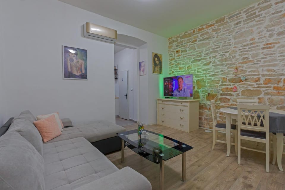 TV and multimedia, Living room, Seating area, Dining area, air conditioner