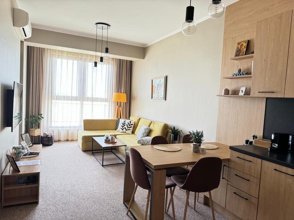 Communal lounge/ TV room, TV and multimedia, Kitchen or kitchenette, Living room, Seating area, Dining area