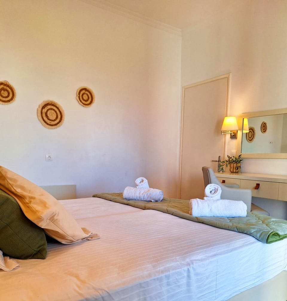 Bed, Photo of the whole room, towels