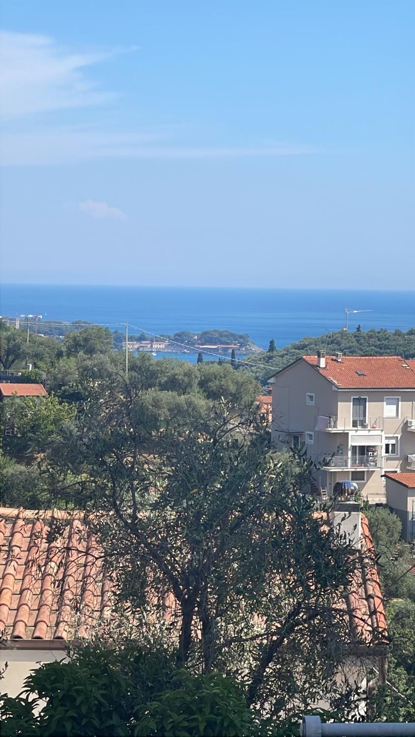 Property building, Staff, Restaurant/places to eat, Spring, Day, People, Natural landscape, Summer, Fishing, City view, Sea view, Seasons, Parking