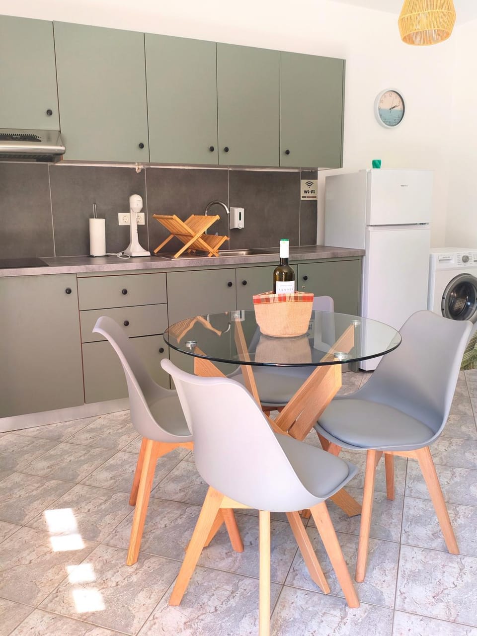 Coffee/tea facilities, Kitchen or kitchenette, Dining area, toaster