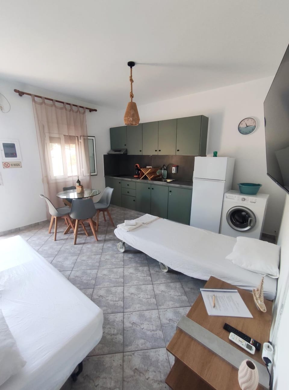 Bed, Kitchen or kitchenette, Photo of the whole room, Seating area
