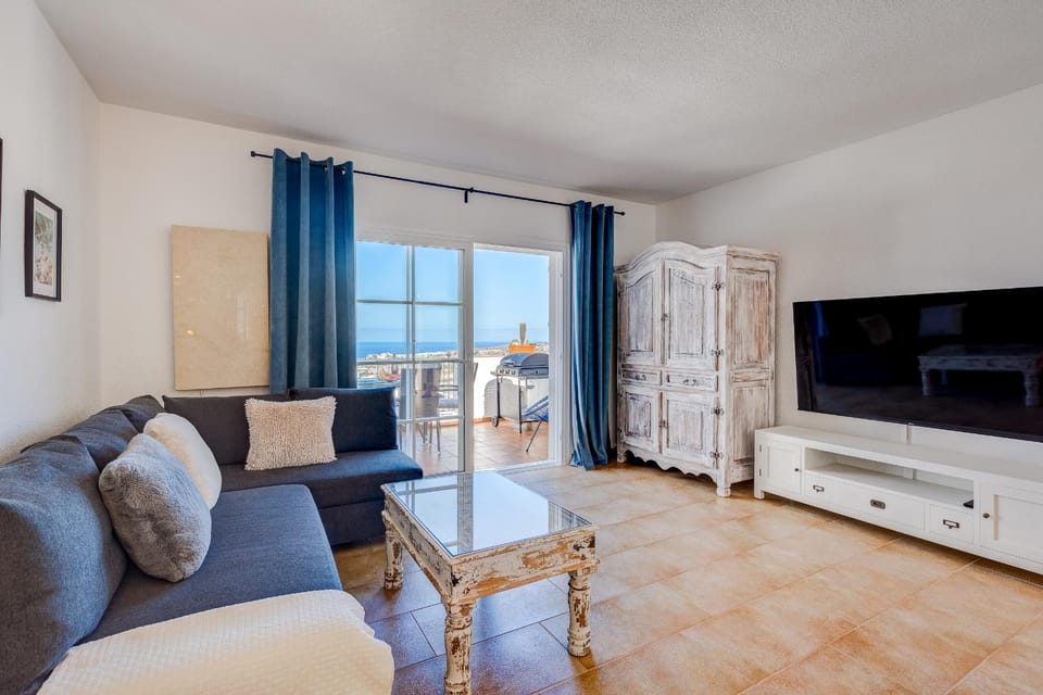 Communal lounge/ TV room, TV and multimedia, Living room, Seating area, Sea view