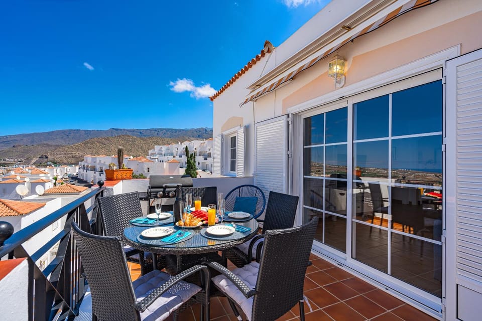View (from property/room), Balcony/Terrace, Dining area, Mountain view