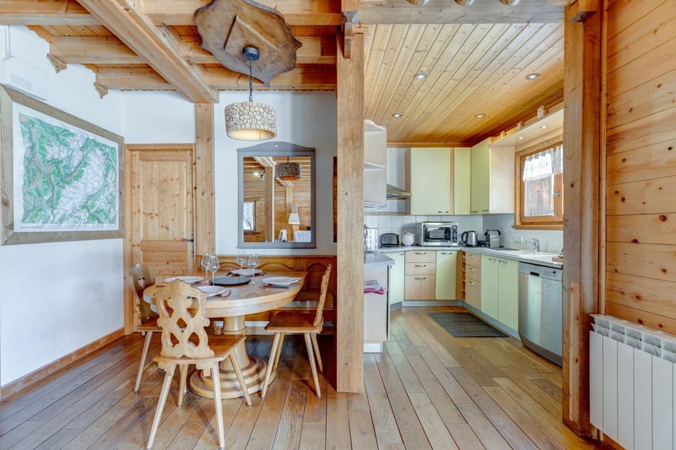 Kitchen or kitchenette, Dining area