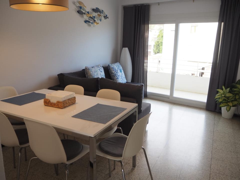 Living room, Seating area, Dining area