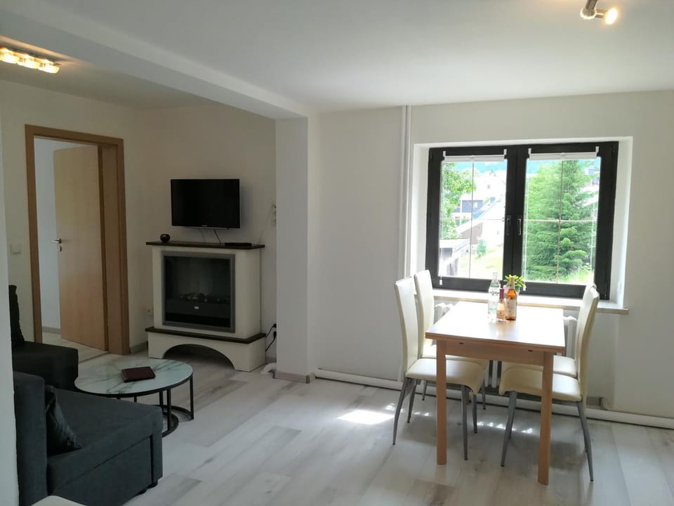 TV and multimedia, Living room, Seating area, Dining area