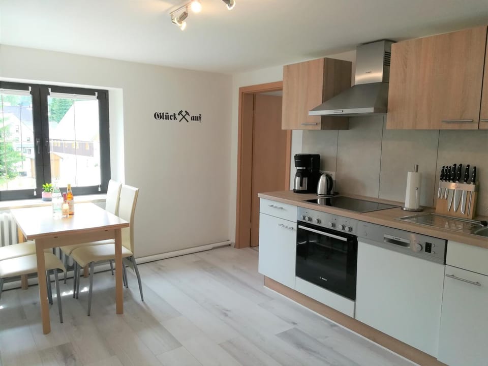Kitchen or kitchenette, Dining area