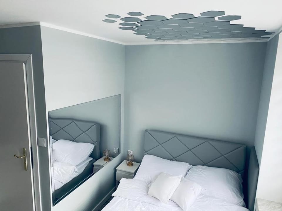 2Lustra Apartment in Poland