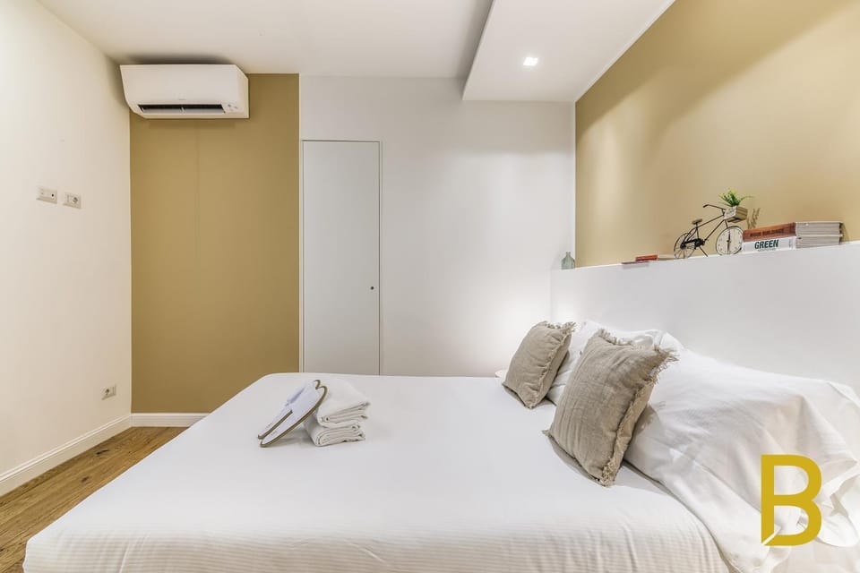 Bed, Bedroom, towels, air conditioner