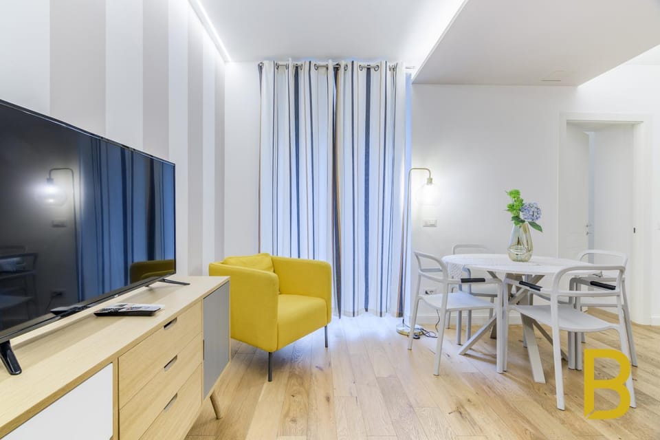 TV and multimedia, Living room, Seating area, Dining area