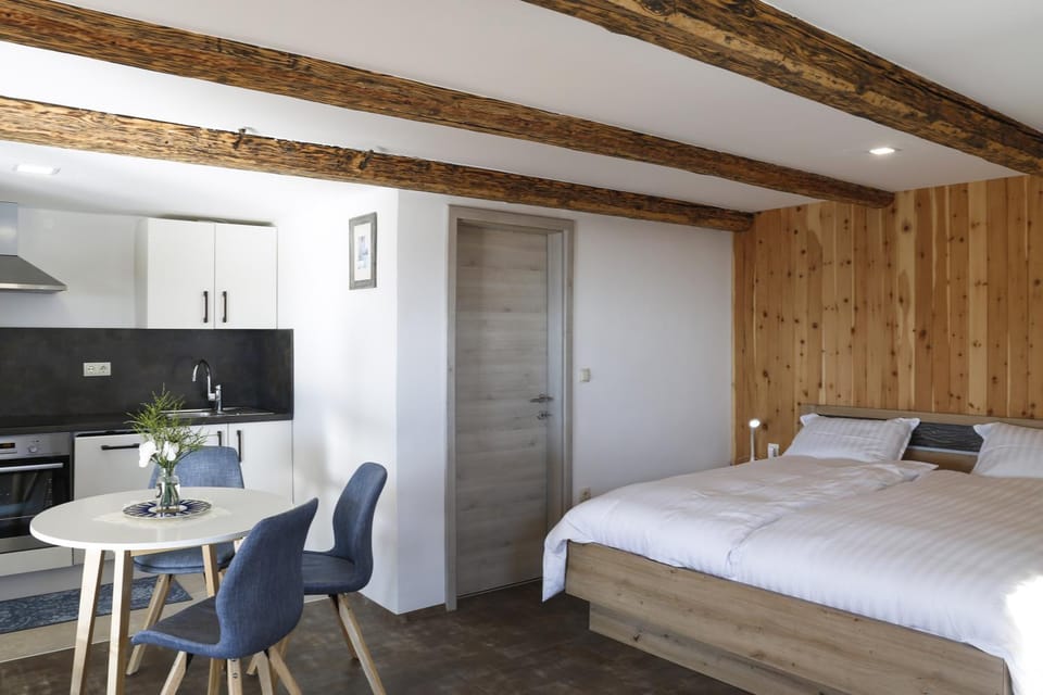 Bed, Dining area