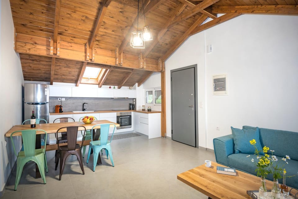 Kitchen or kitchenette, Living room, Seating area, Dining area