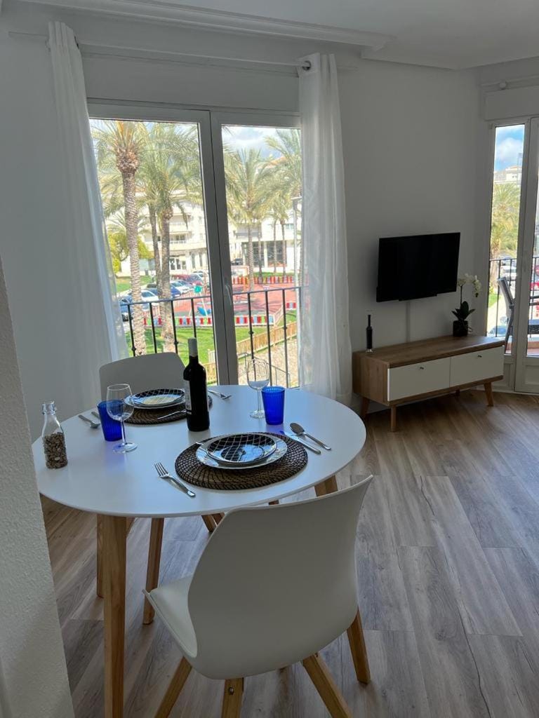Communal lounge/ TV room, TV and multimedia, Living room, Seating area, Dining area