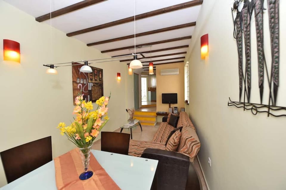 TV and multimedia, Living room, Seating area, Dining area