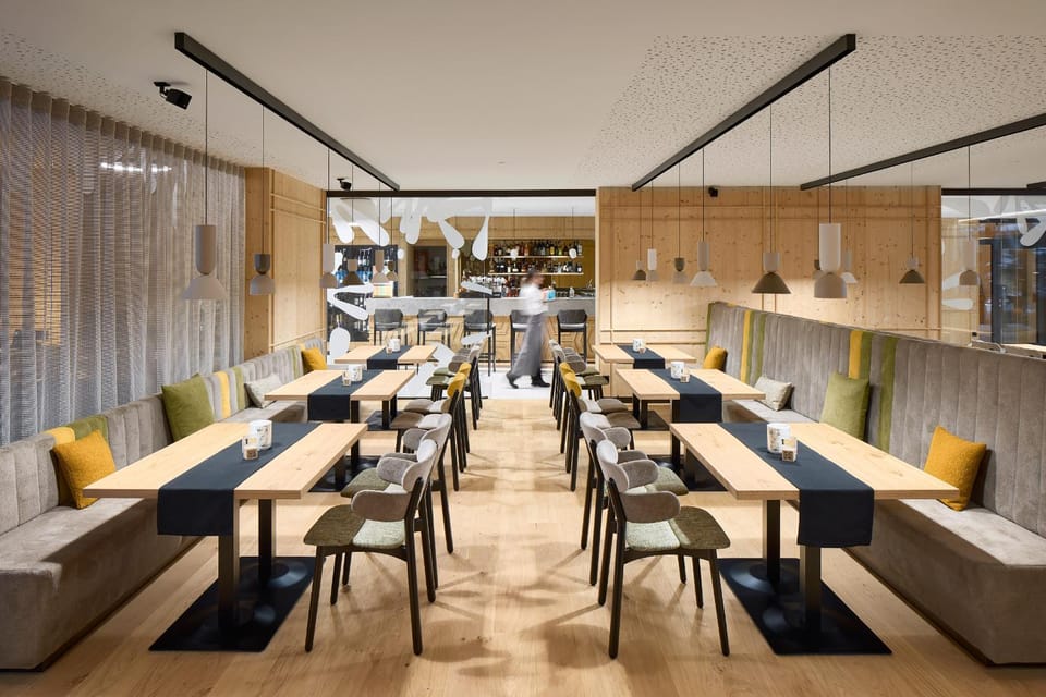 Restaurant/places to eat, Banquet/Function facilities, Seating area, Breakfast