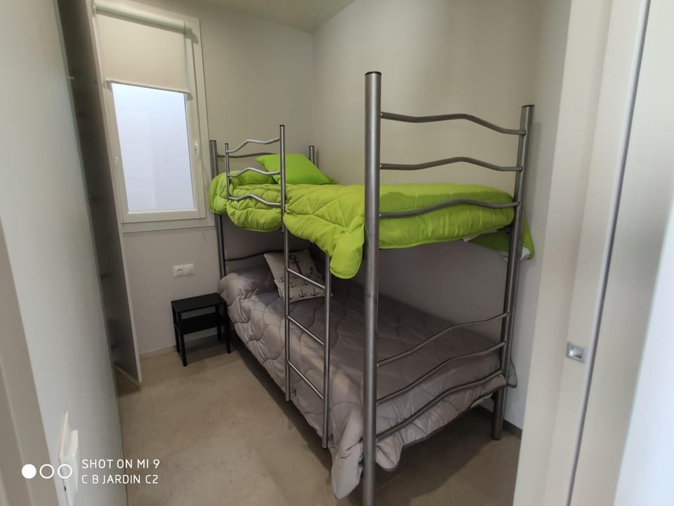 Bedroom, bunk bed