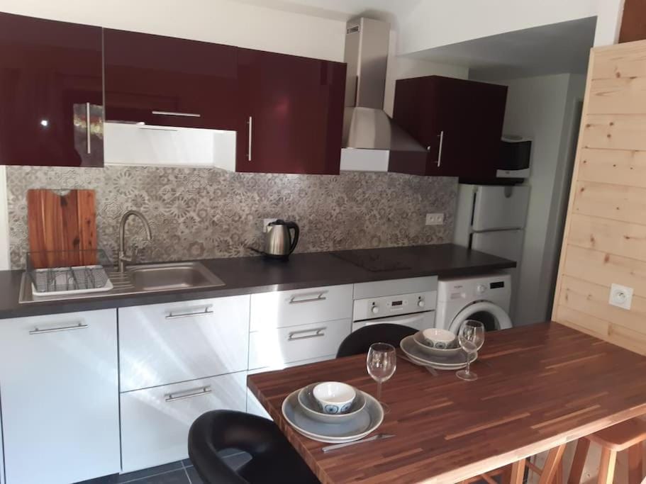 Kitchen or kitchenette, Dining area