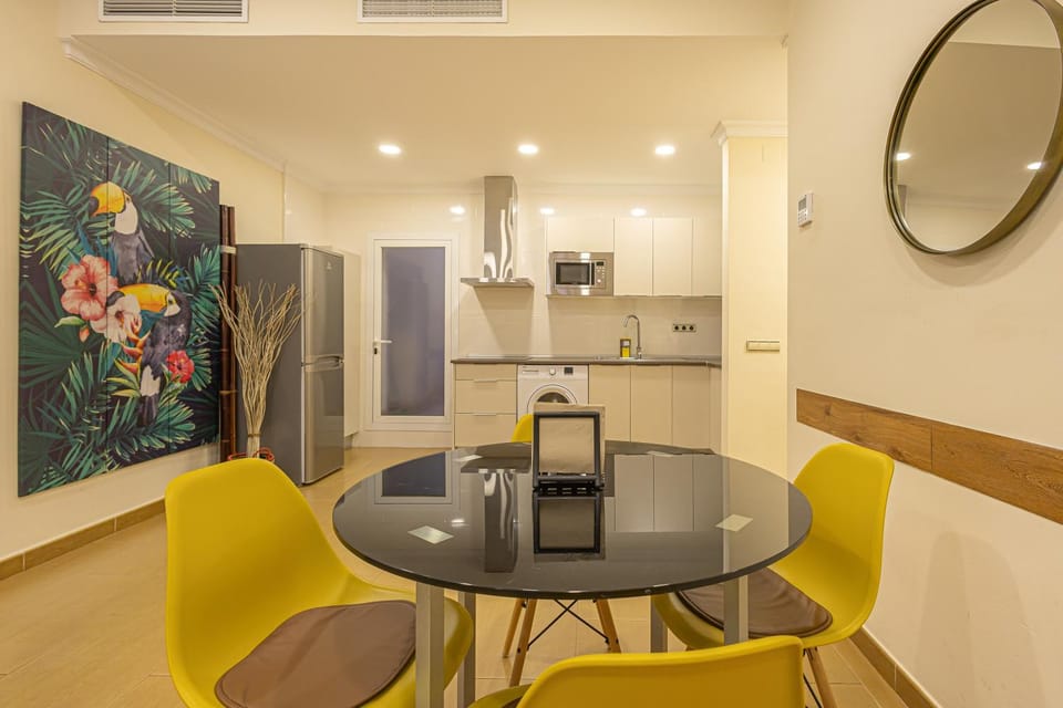 Kitchen or kitchenette, Dining area