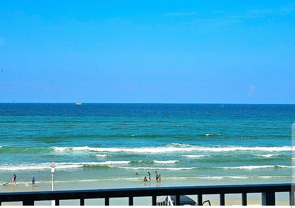 Direct Oceanfront With Balcony Apartment in Florida