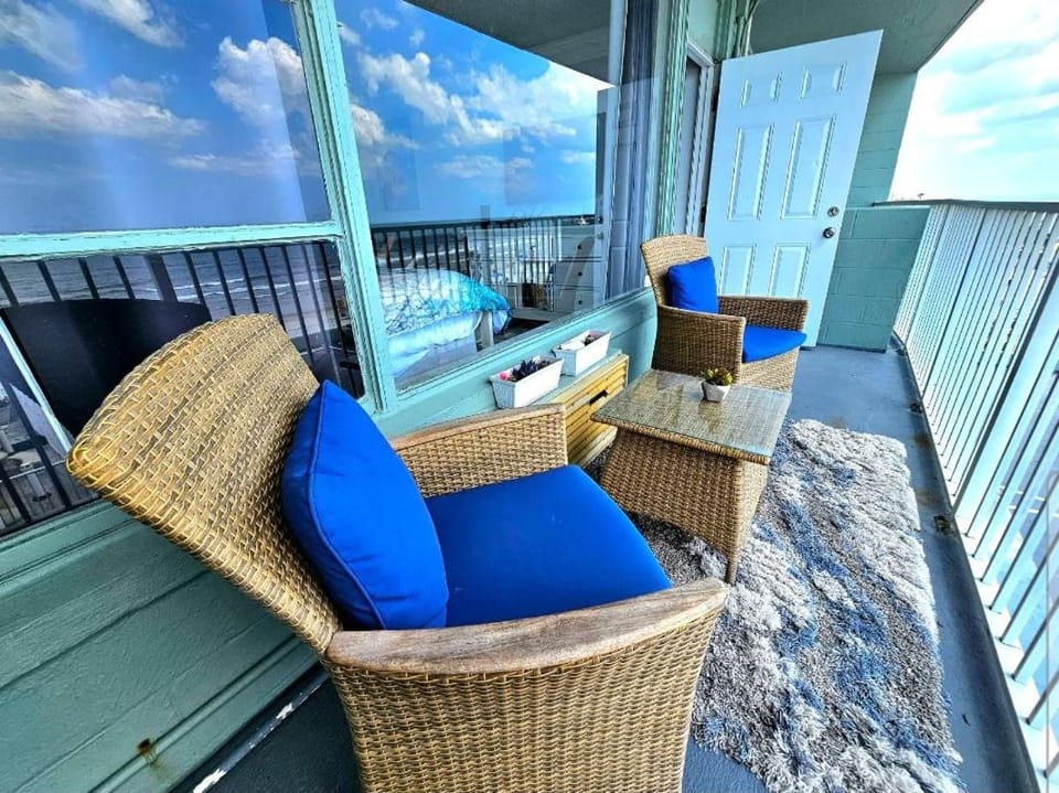 Direct Oceanfront With Balcony Apartment in Florida