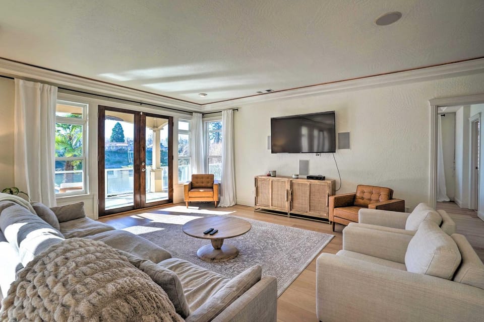Luxe Getaway with Riverfront Views in Grants Pass! House in Grants Pass