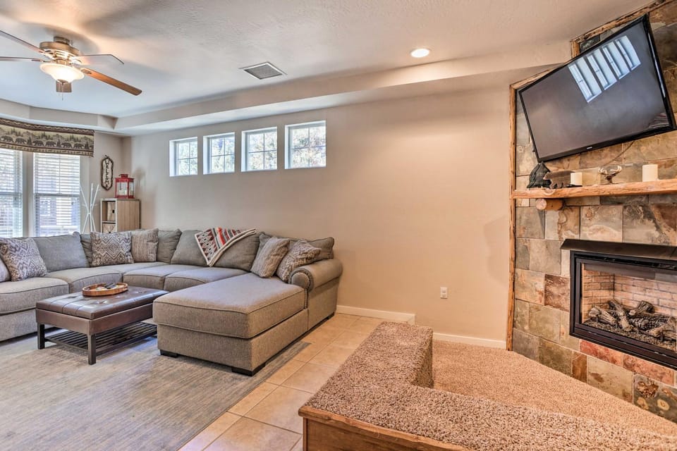 5 Mi to Big Bear Lake: Cozy Cottage w/ Hot Tub House in Southern California