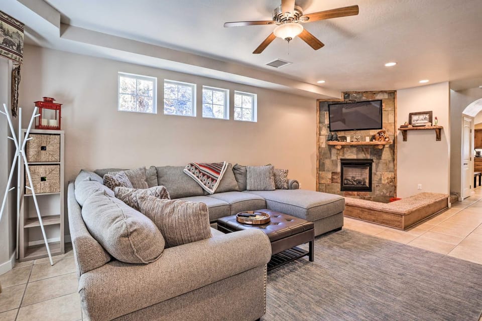 5 Mi to Big Bear Lake: Cozy Cottage w/ Hot Tub House in Southern California